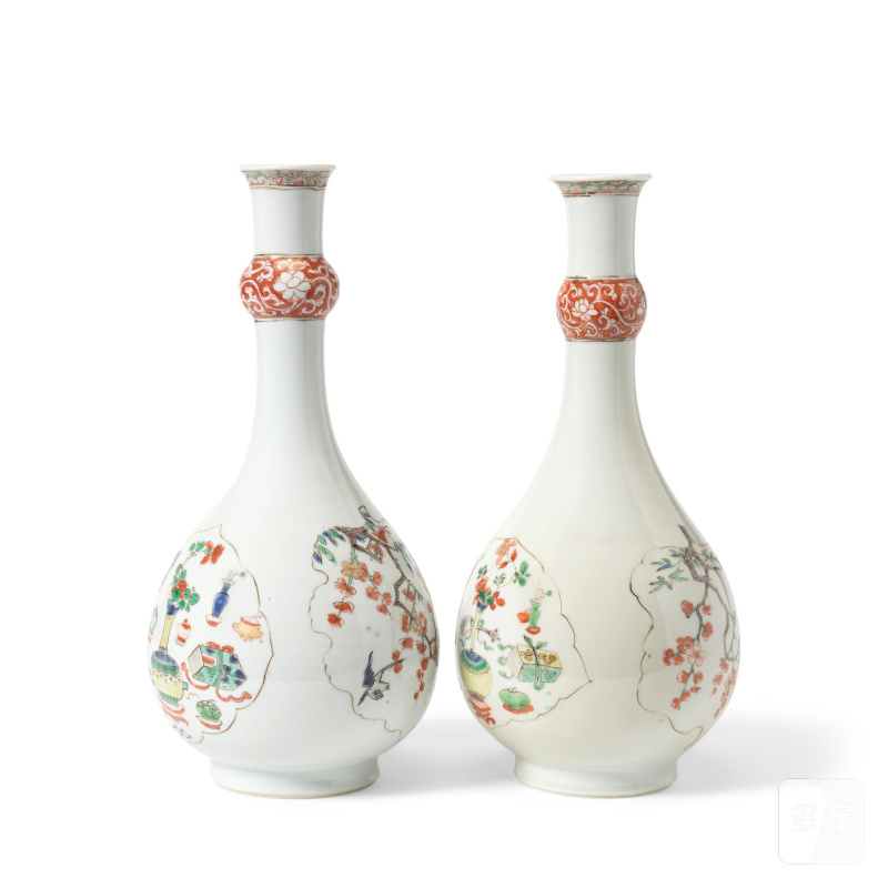 清康熙 五彩花卉紋長頸瓶一對 | A PAIR OF FAMILLE VERTE GUGLET VASES - 图4